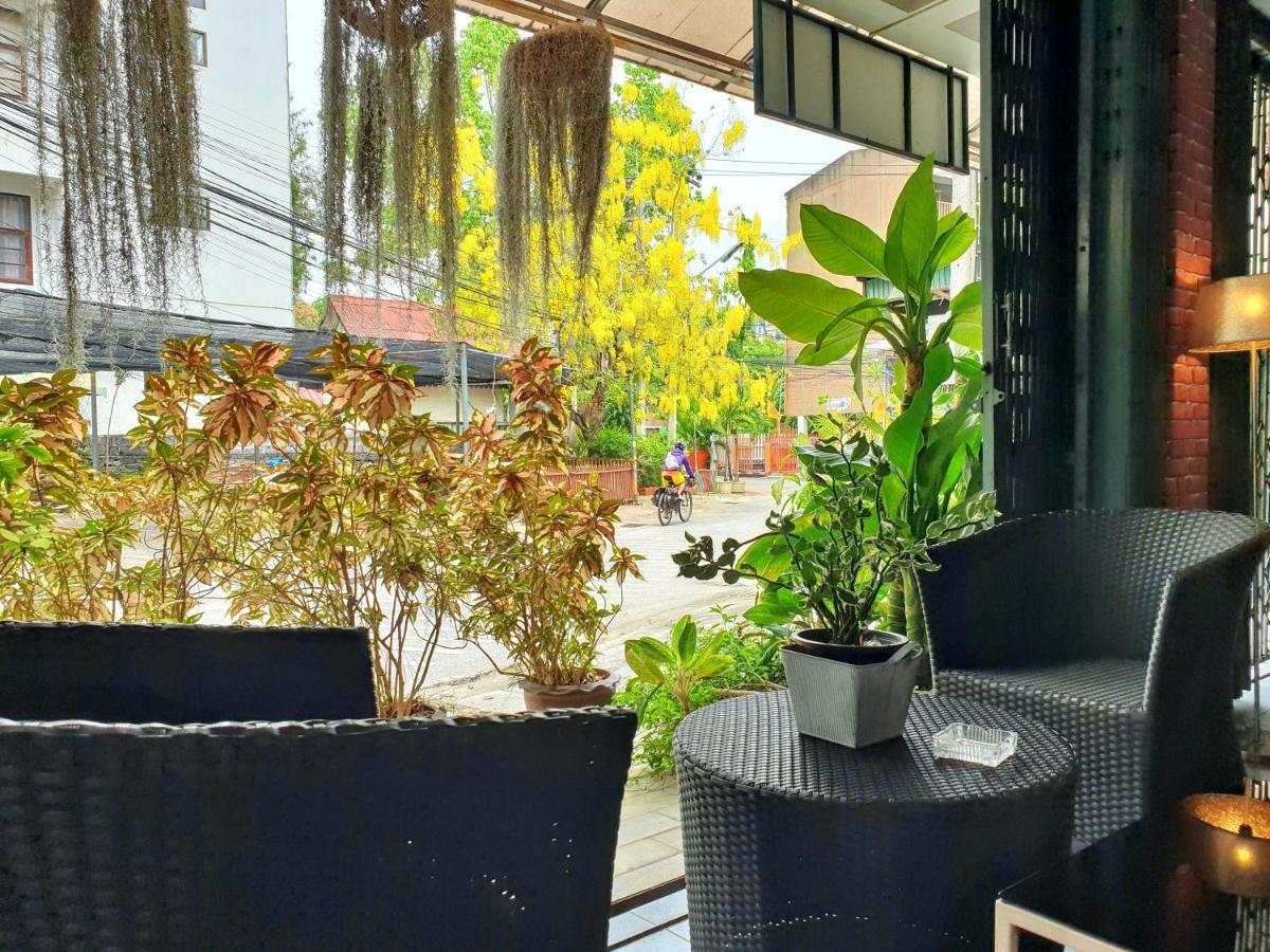 Bed And Terrace Guesthouse Chiang Mai Bagian luar foto