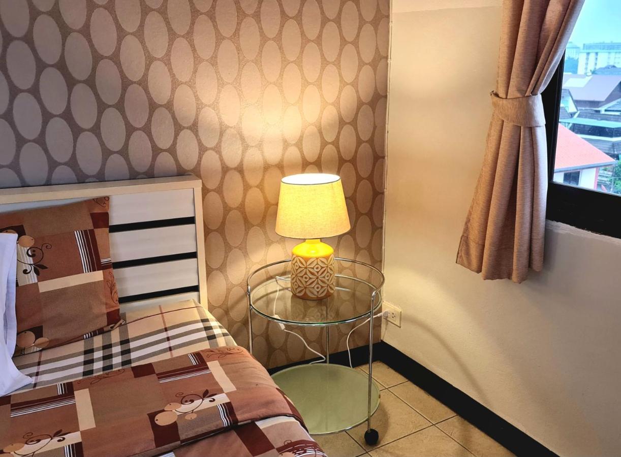Bed And Terrace Guesthouse Chiang Mai Bagian luar foto