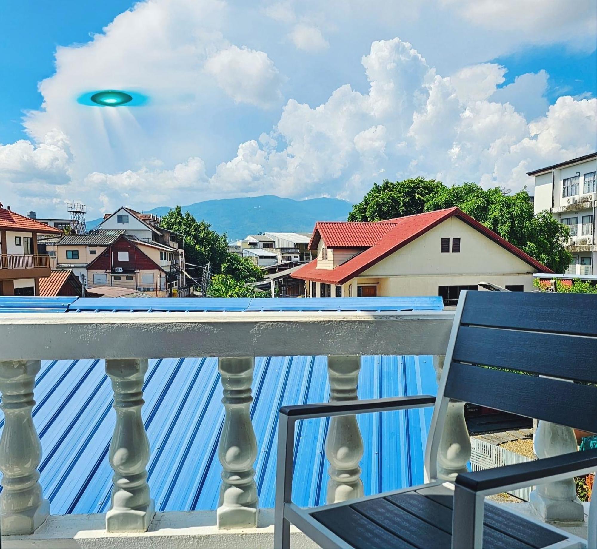 Bed And Terrace Guesthouse Chiang Mai Bagian luar foto